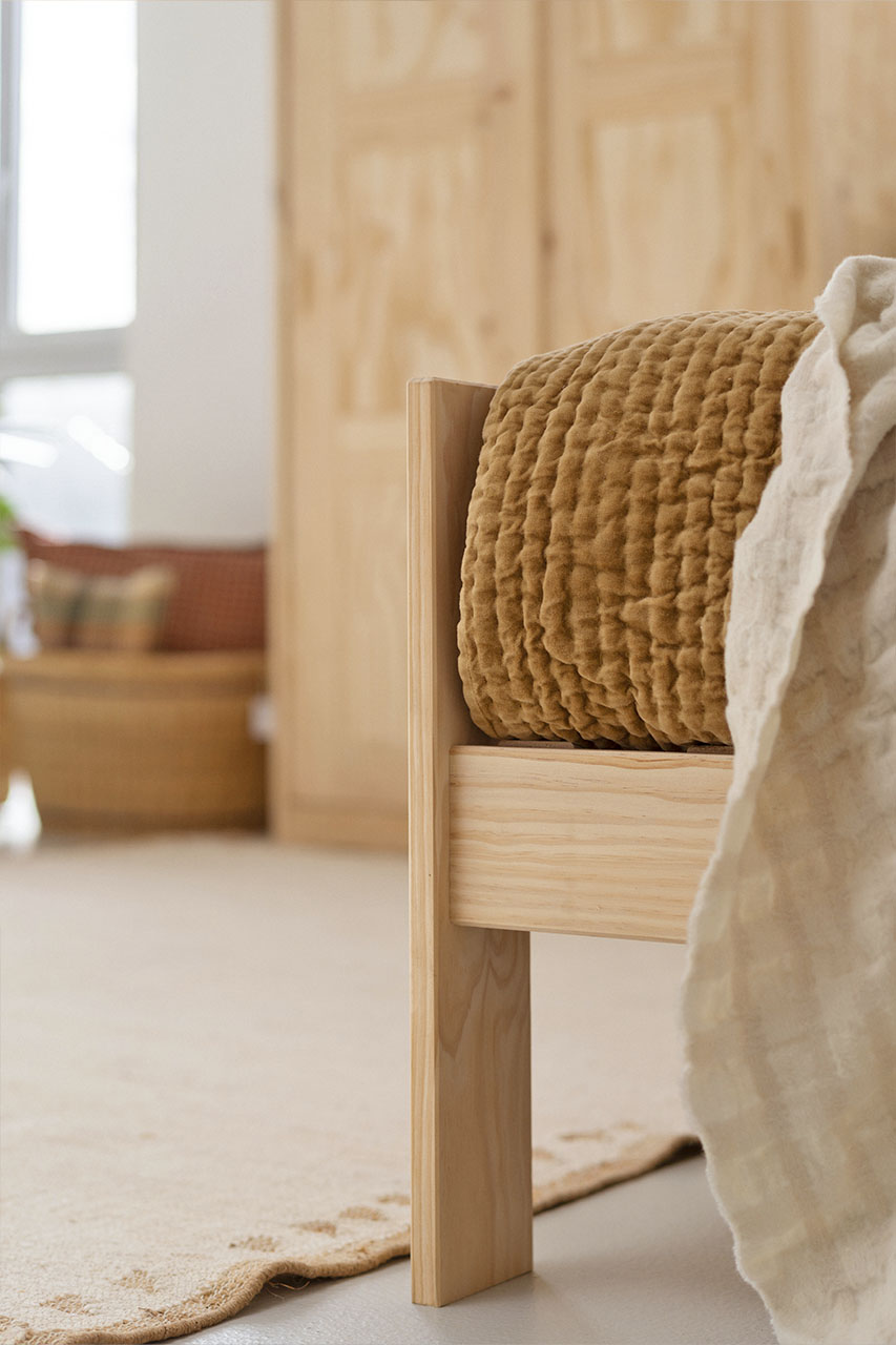 Imagen de ambiente 4 para:Cama doble con cabecero de madera maciza